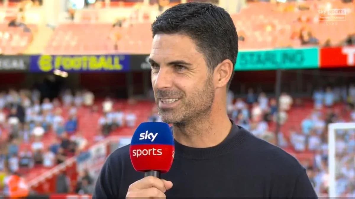 Entrenador hablando en entrevista en el estadio