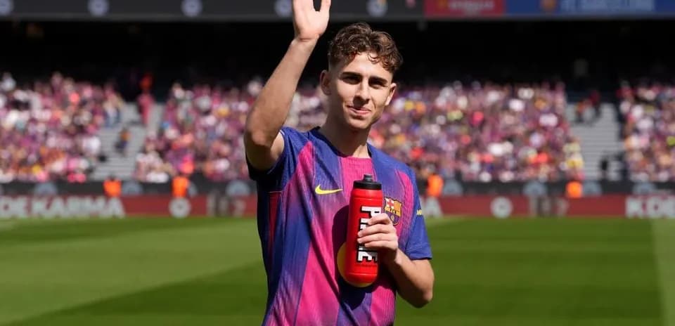 Jugador de Barcelona saludando desde el campo