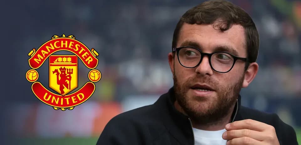 Persona hablando con logotipo de Manchester United
