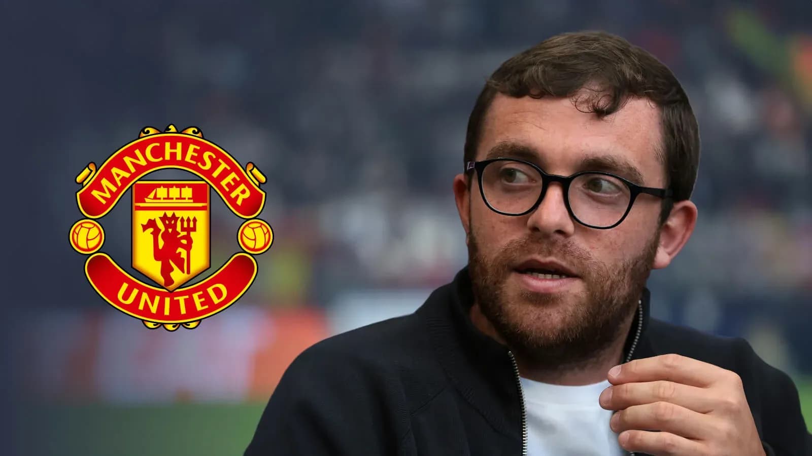 Persona hablando con logotipo de Manchester United