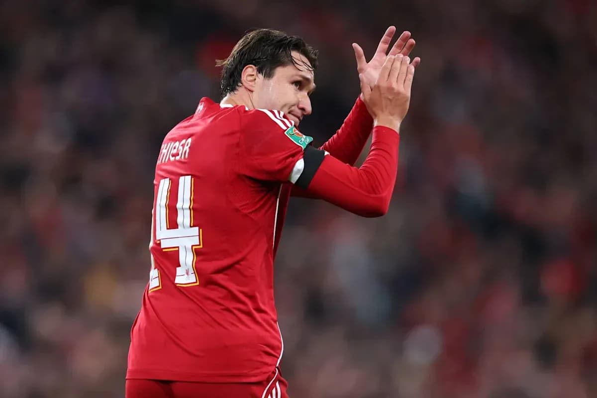 Jugador aplaudiendo con camiseta roja durante partido