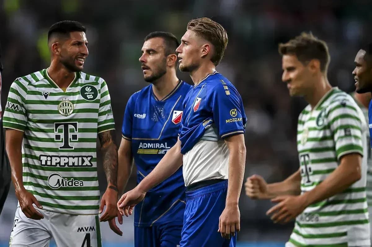 Jugadores de Ferencvarosi TC y Vojvodina en el partido
