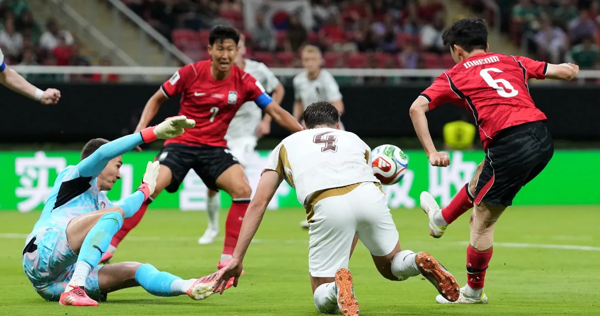 Jugador surcoreano en acción durante el partido