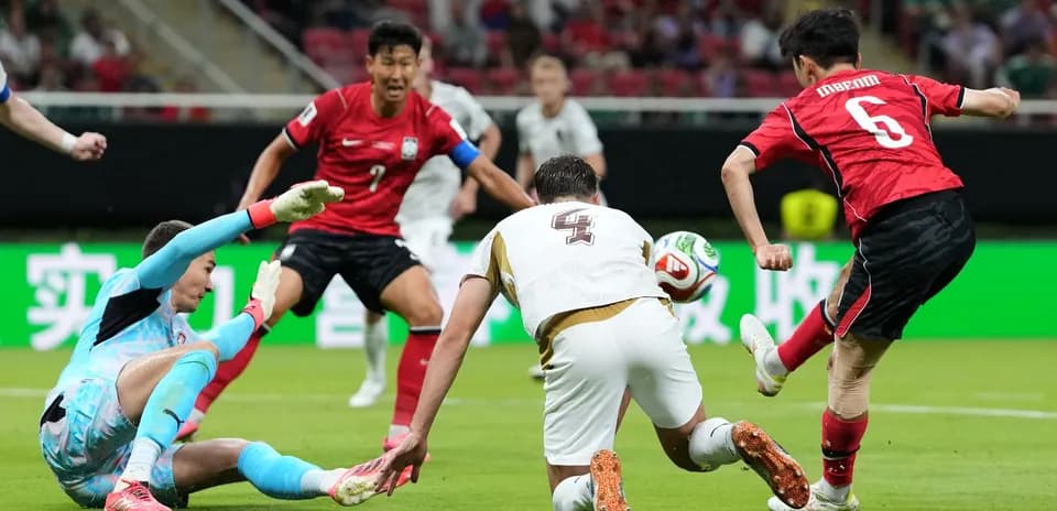 Jugador surcoreano en acción durante el partido