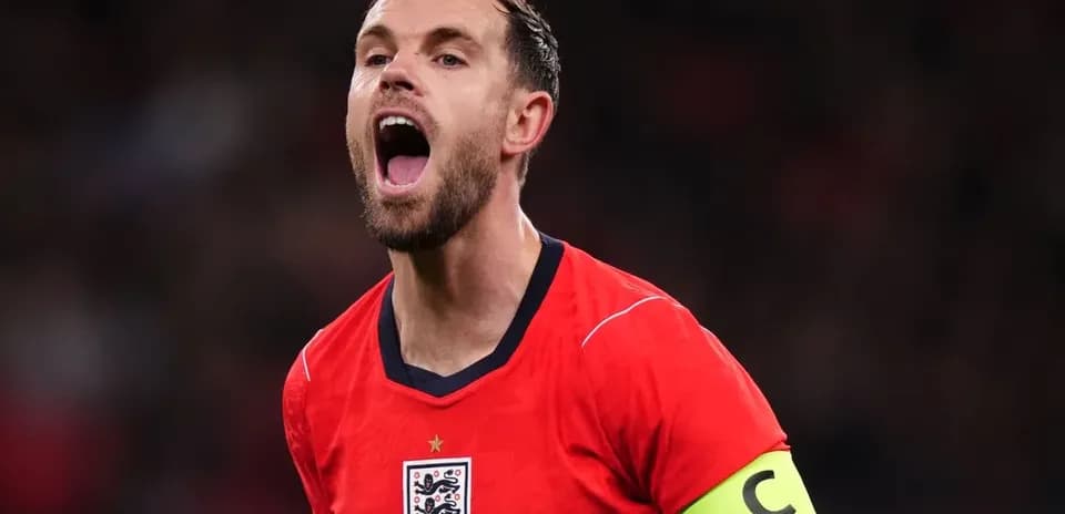 Jugador de Inglaterra gritando durante el partido