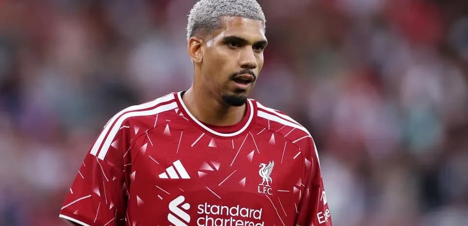 Jugador de Liverpool con camiseta roja en el campo