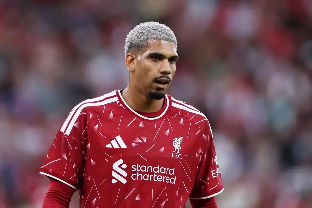 Jugador de Liverpool con camiseta roja en el campo