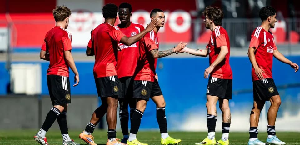 Jugadores de Atlanta United FC celebrando en el campo