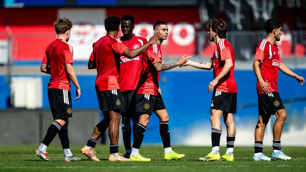 Jugadores de Atlanta United FC celebrando en el campo