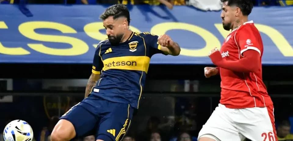 Jugador de Boca Juniors en acción contra Independiente