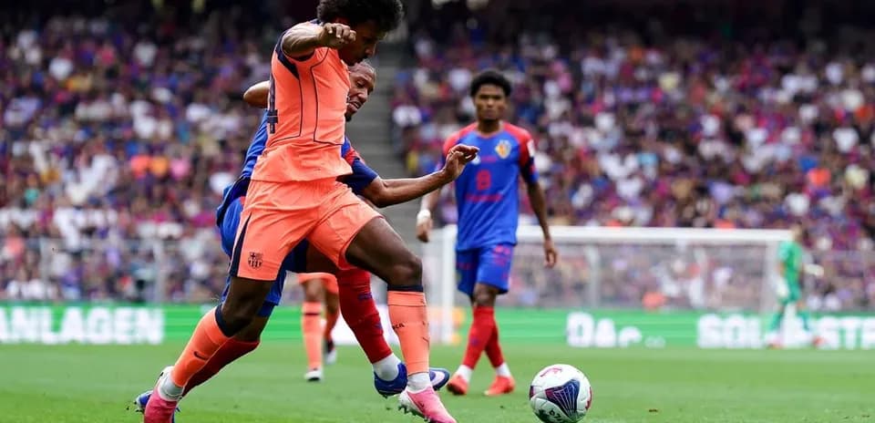 Jugador de Barcelona en acción durante el partido