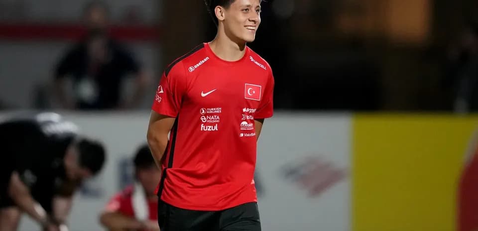 Jugador de Türkiye sonriendo durante el entrenamiento