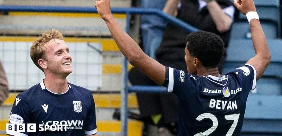 Jugadores de Dundee celebrando un gol en el estadio