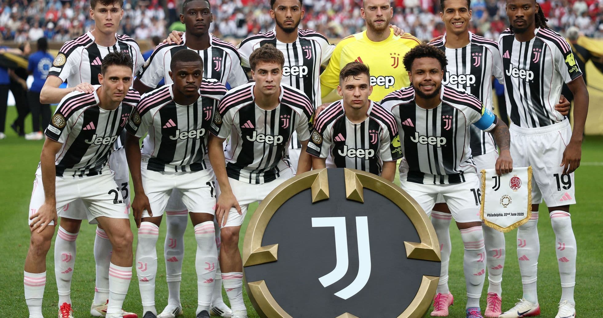 Equipo de Juventus posando con trofeo en Philadelphia