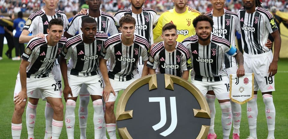 Equipo de Juventus posando con trofeo en Philadelphia