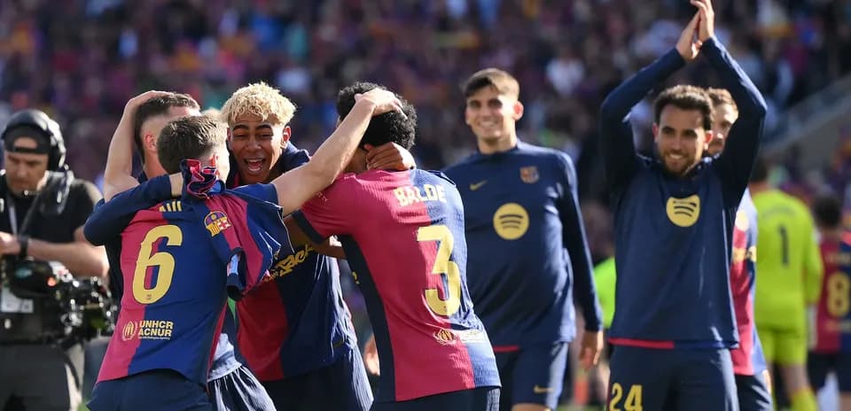 Jugadores del Barcelona celebrando una victoria juntos