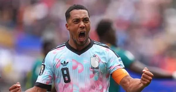 Jugador celebrando con camiseta colorida en partido
