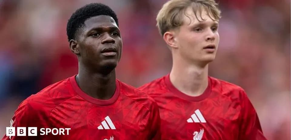 Dos jugadores de Liverpool en el campo