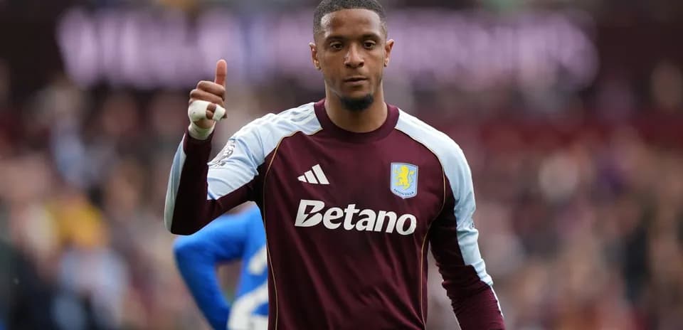 Portero de Aston Villa con gesto positivo durante el partido