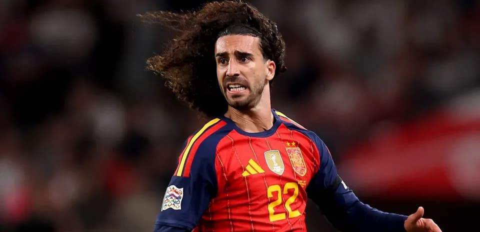 Jugador de España corriendo con el balón en partido