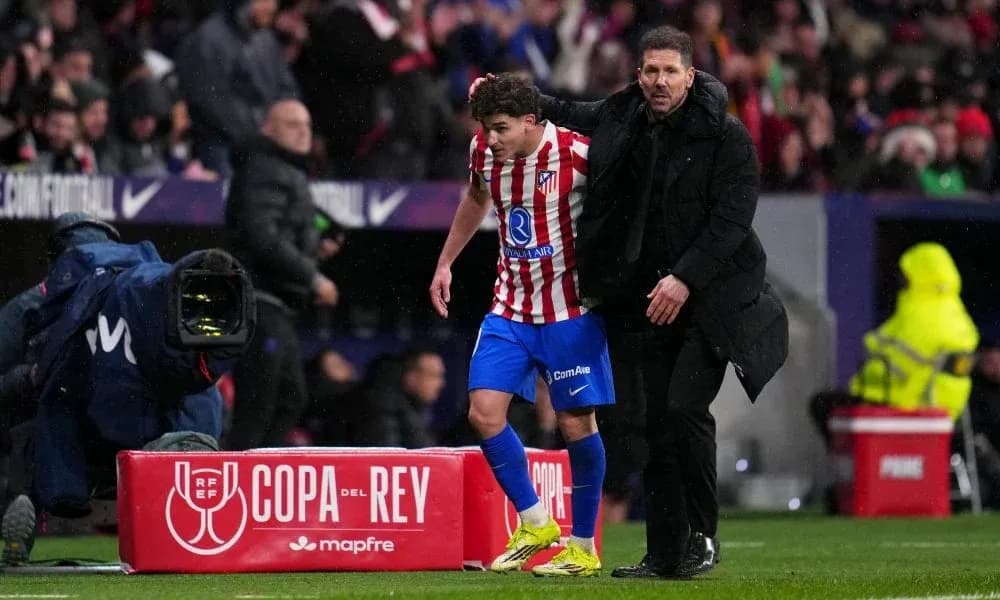 Jugador del Atlético siendo sustituido por el entrenador