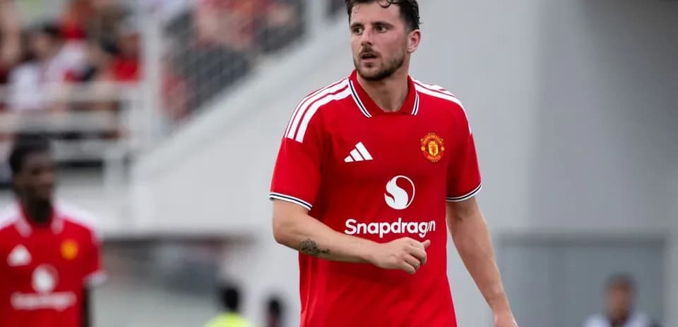 Jugador de Manchester United en camiseta roja durante partido