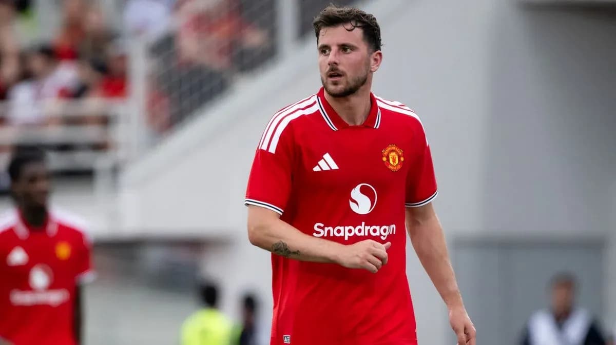 Jugador de Manchester United en camiseta roja durante partido