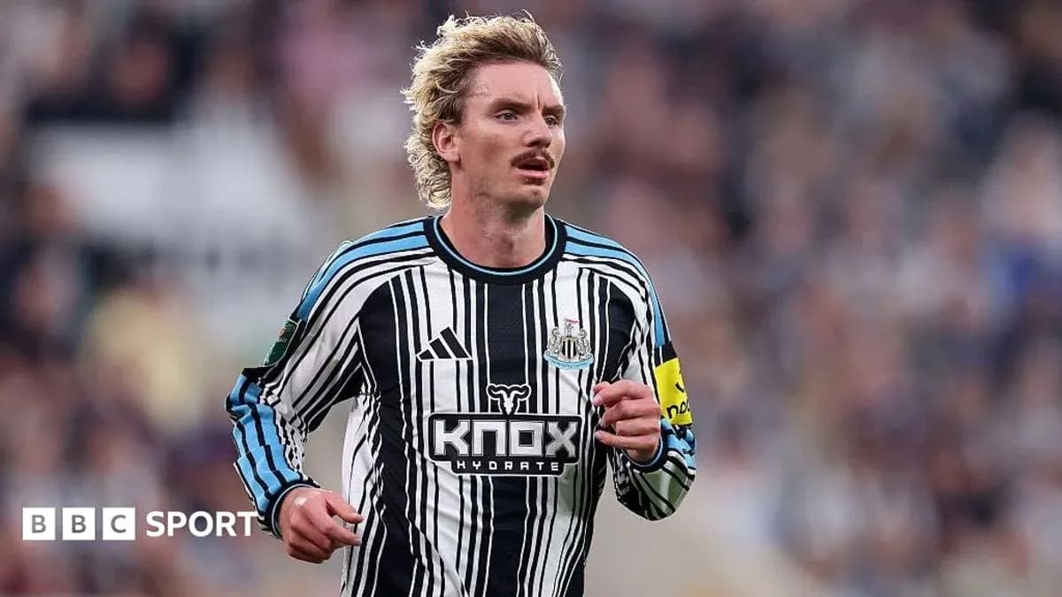 Jugador de Newcastle corriendo durante un partido