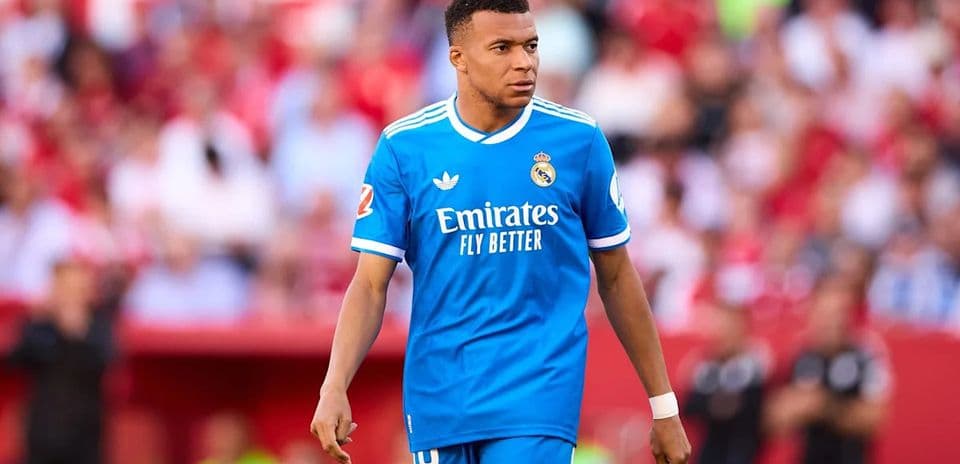 Jugador de Real Madrid en partido, camiseta azul