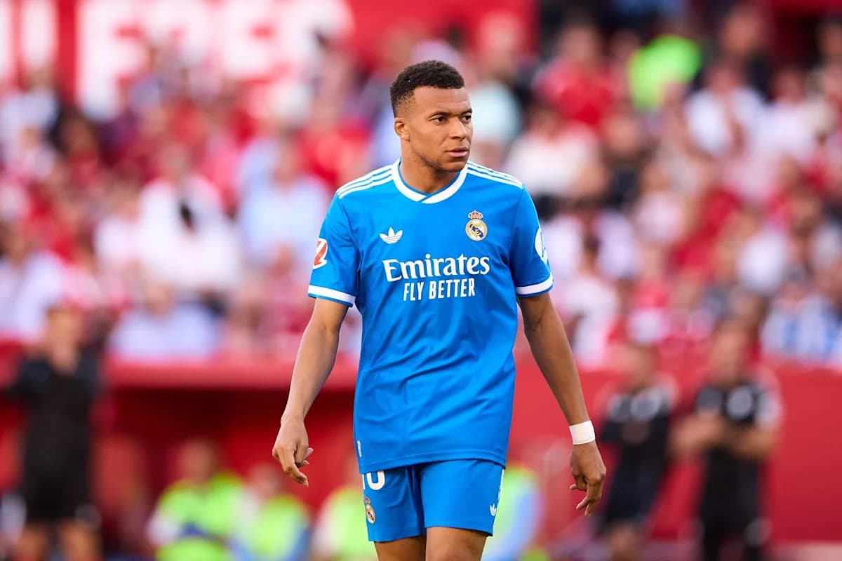 Jugador de Real Madrid en partido, camiseta azul