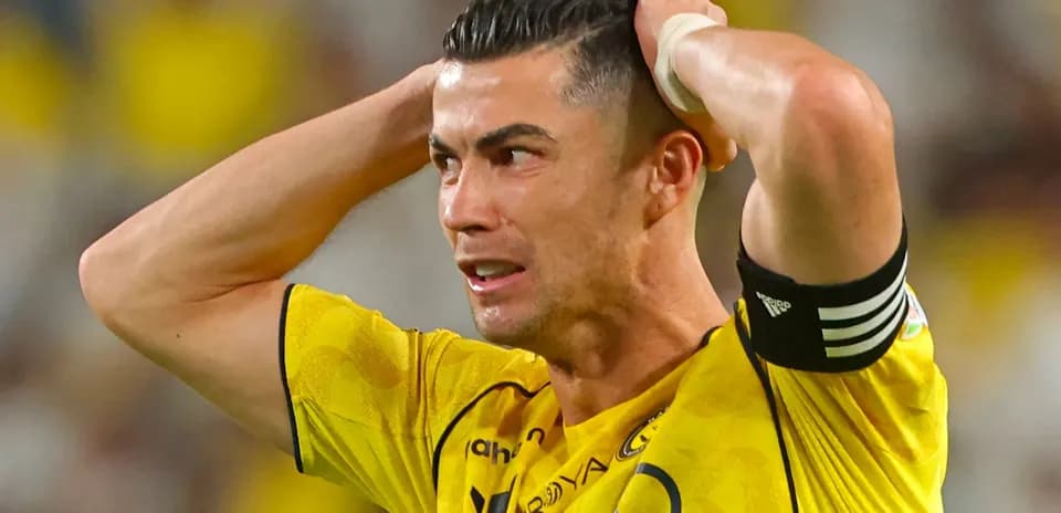 Jugador sosteniendo la cabeza en frustración durante el partido