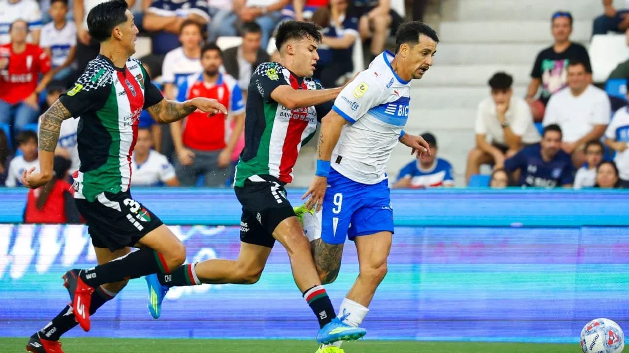 Jugadores de Palestino y U. Católica en acción