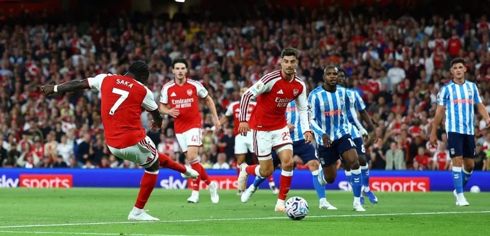 Saka disparando a puerta durante el partido de Arsenal