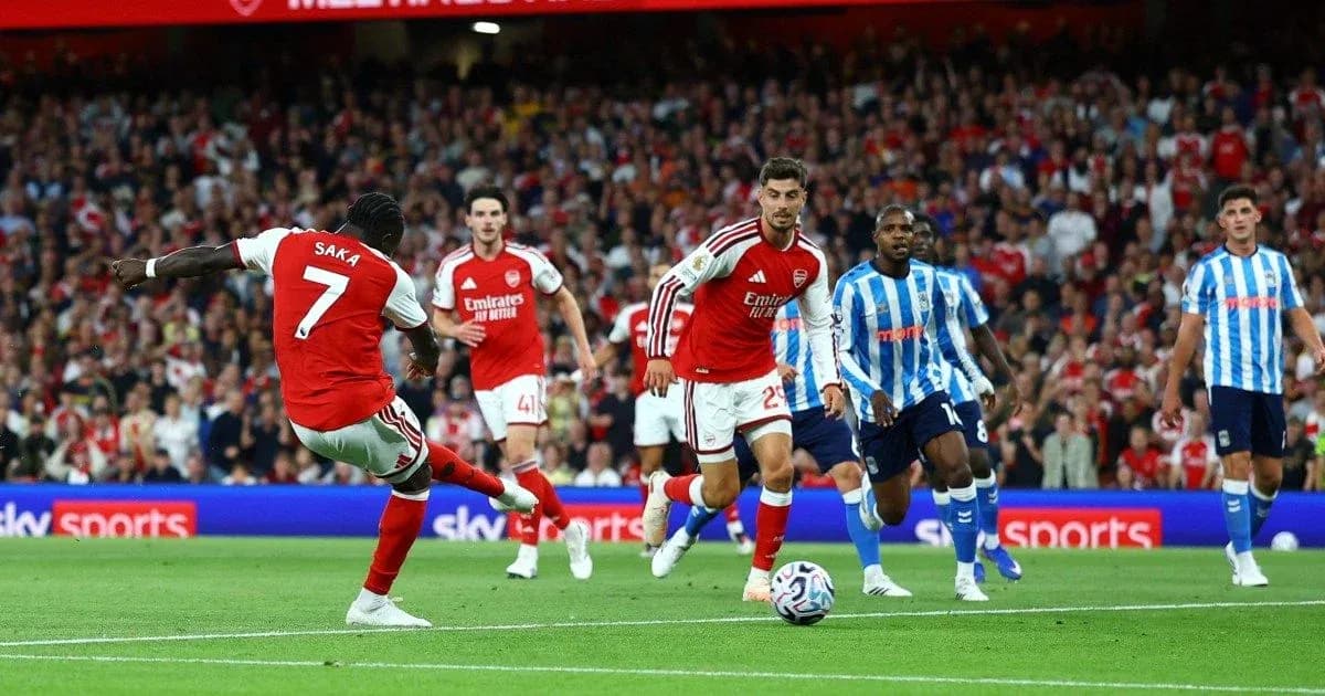 Saka disparando a puerta durante el partido de Arsenal