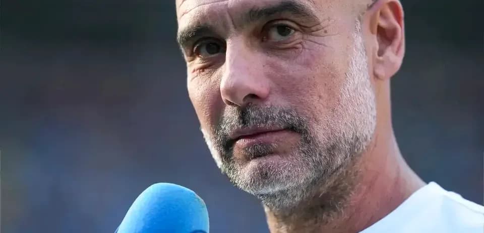 Entrenador con micrófono en una conferencia de prensa