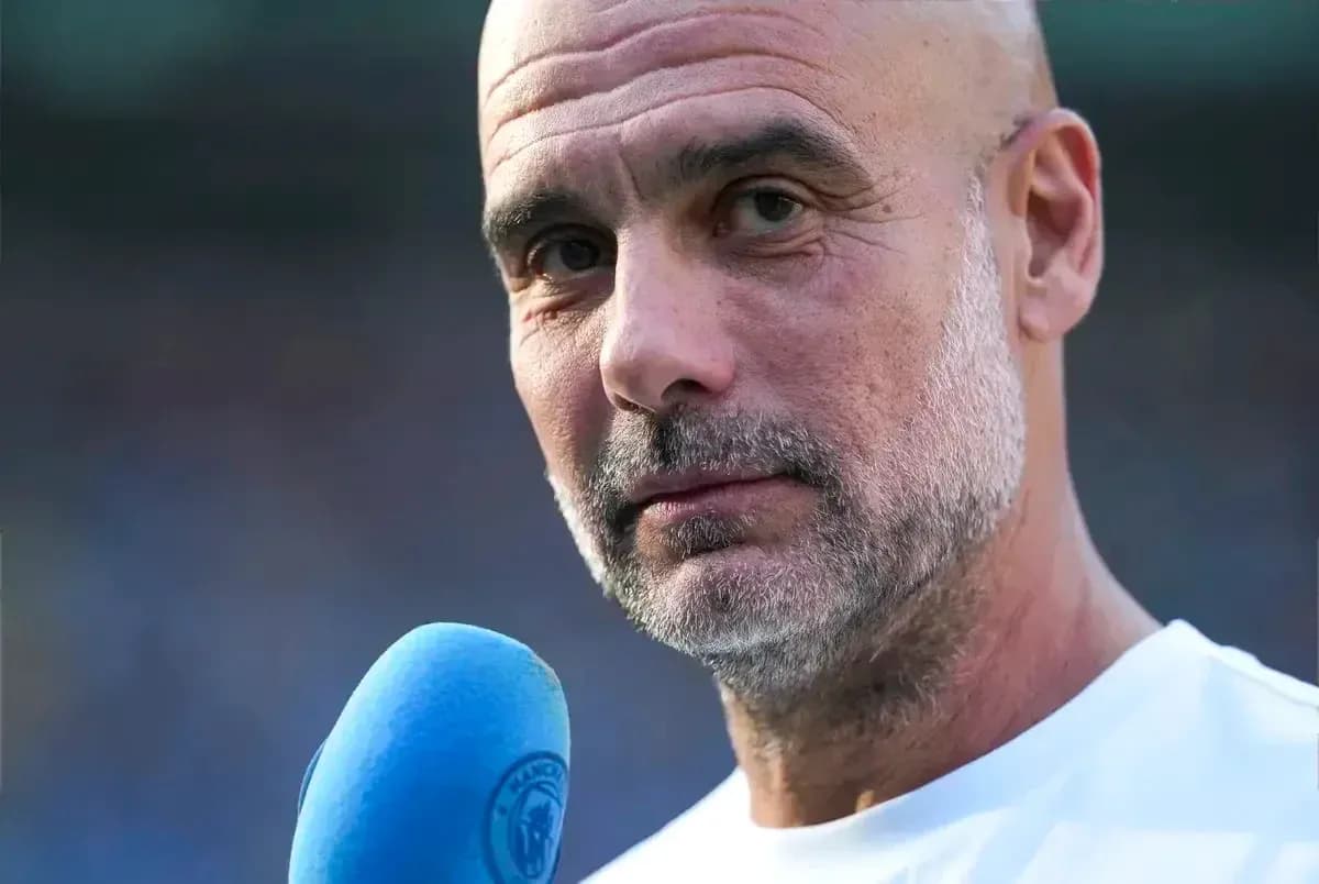 Entrenador con micrófono en una conferencia de prensa