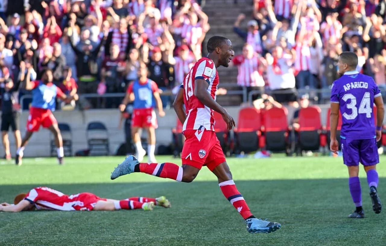 Jugador celebra gol durante partido de fútbol