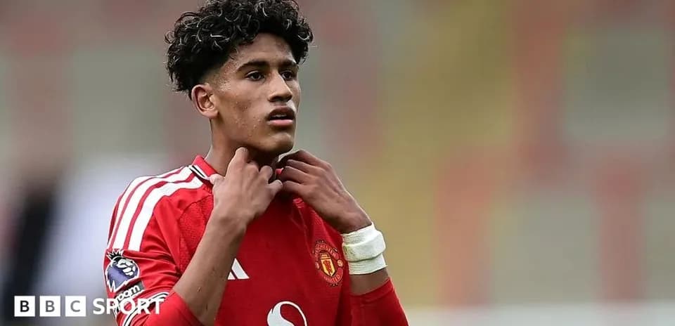 Jugador de Manchester United ajustándose el collar del uniforme