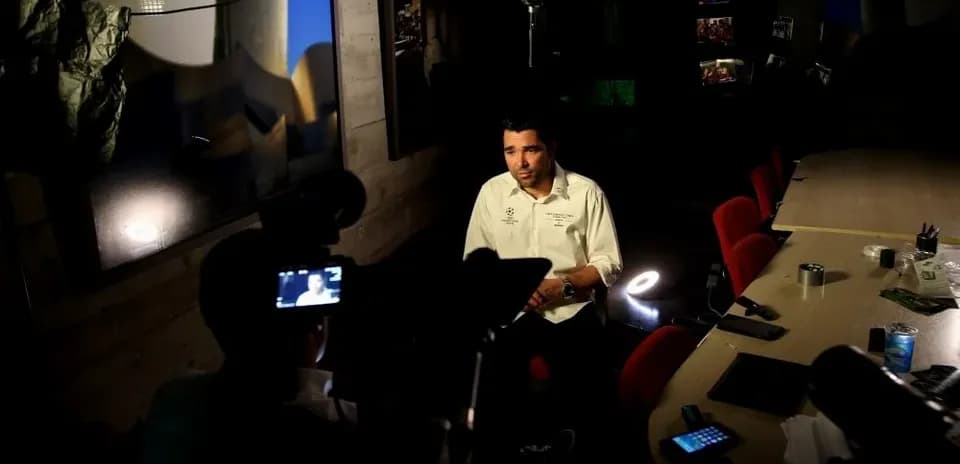 Entrevista en estudio con persona sentada