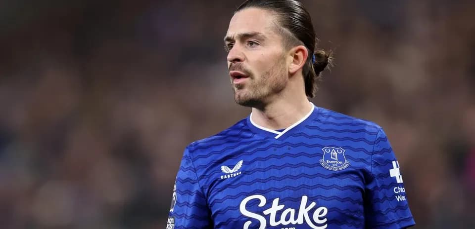 Jugador de Everton en uniforme azul durante partido