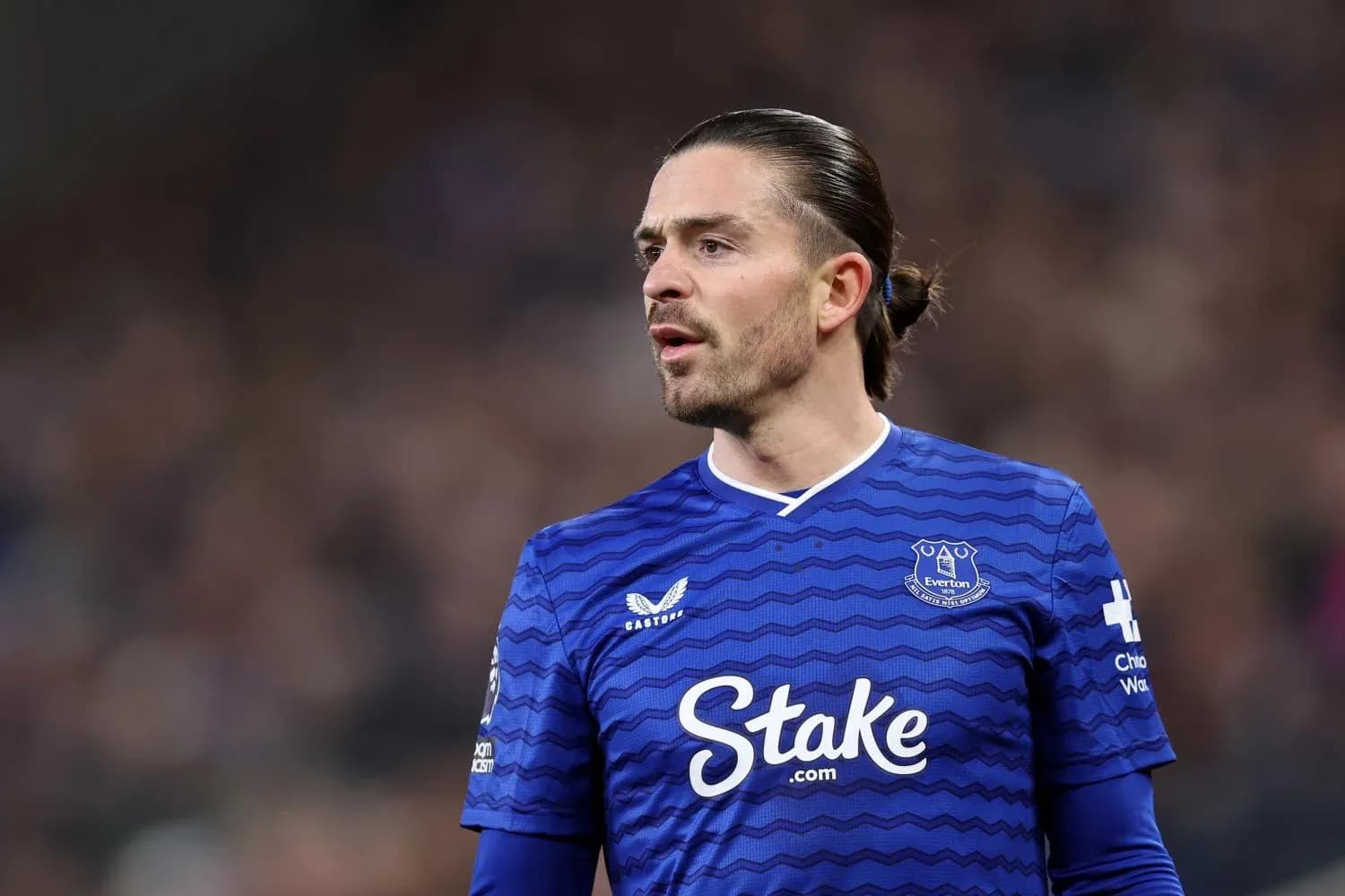 Jugador de Everton en uniforme azul durante partido