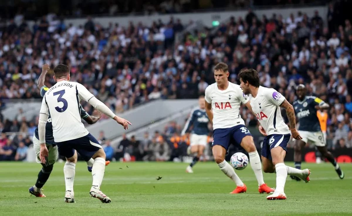 Jugadores de Tottenham defendiendo durante un partido