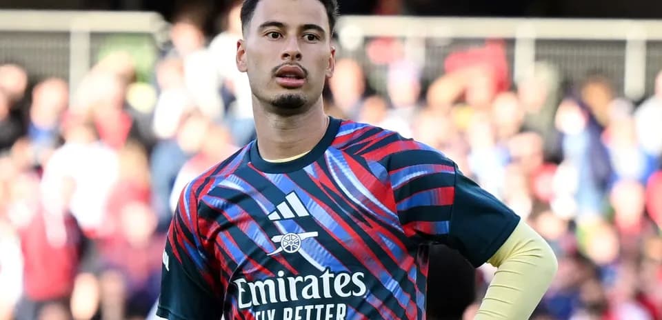Portero con camiseta de entrenamiento de Arsenal