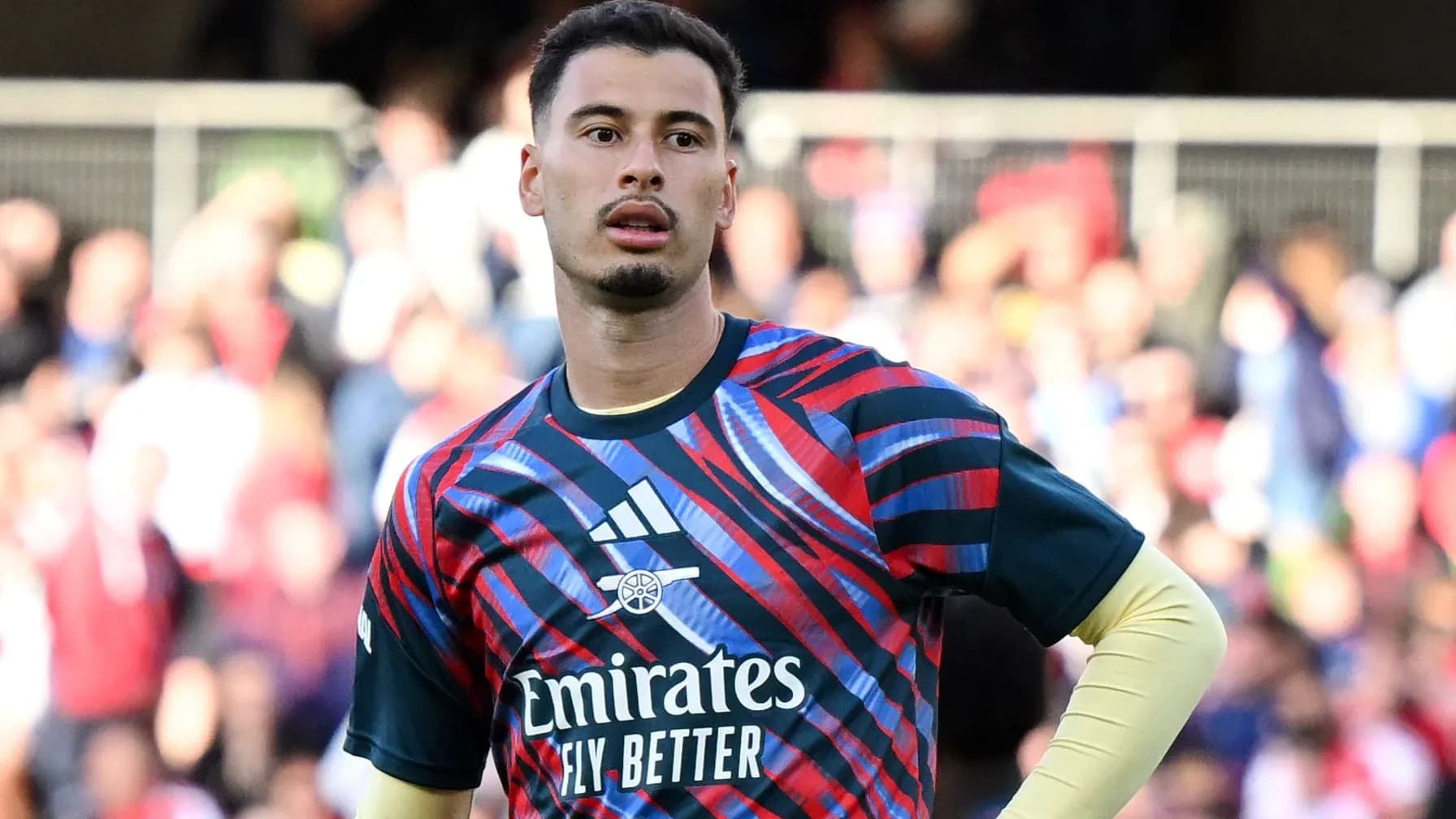 Portero con camiseta de entrenamiento de Arsenal