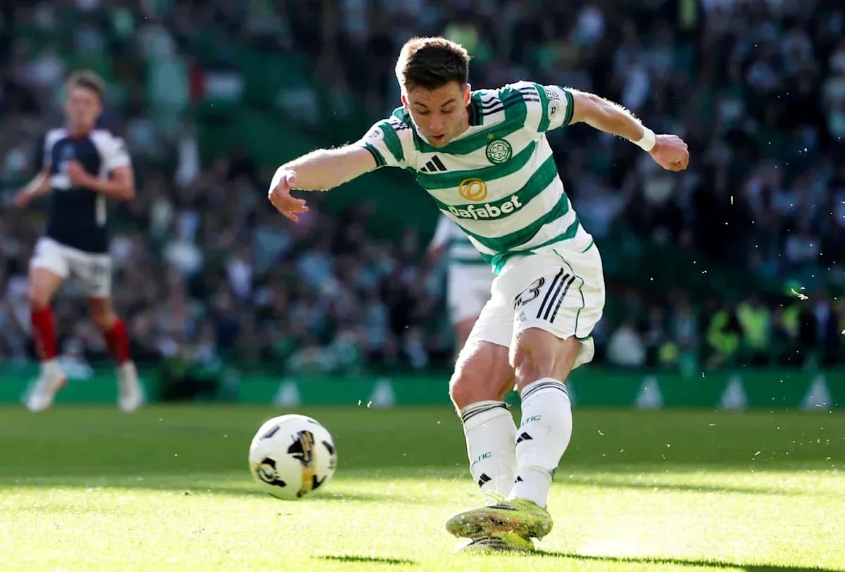 Jugador de Celtic golpeando el balón en el campo