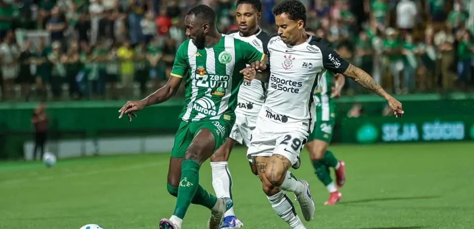 Jugadores de Chapecoense y Corinthians en acción