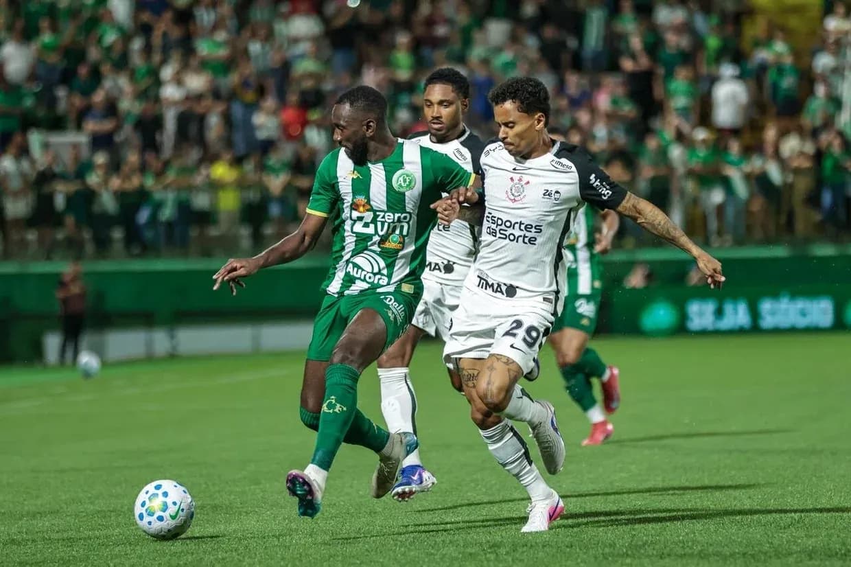 Jugadores de Chapecoense y Corinthians en acción