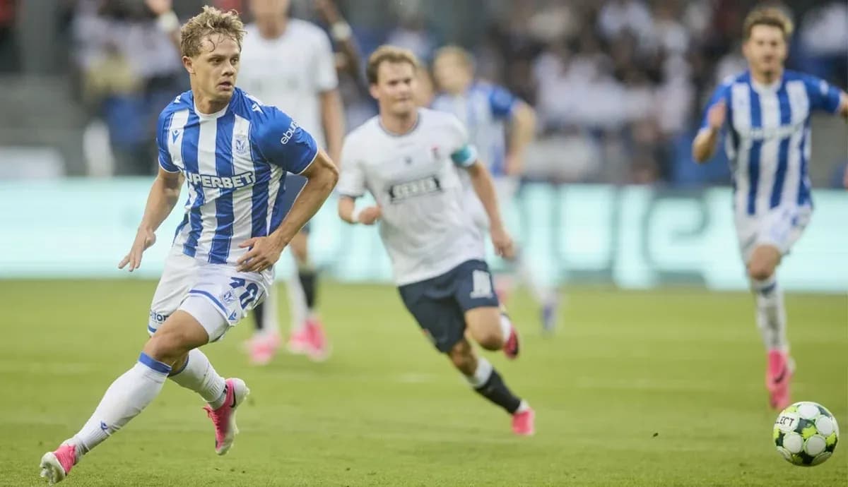 Jugador de Lech Poznan corriendo con el balón