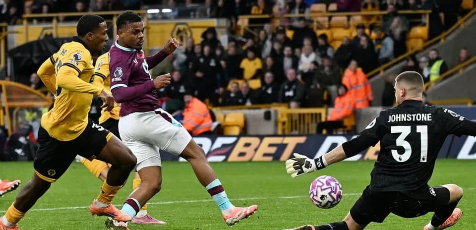 Un jugador de Burnley intentando anotar contra Wolves