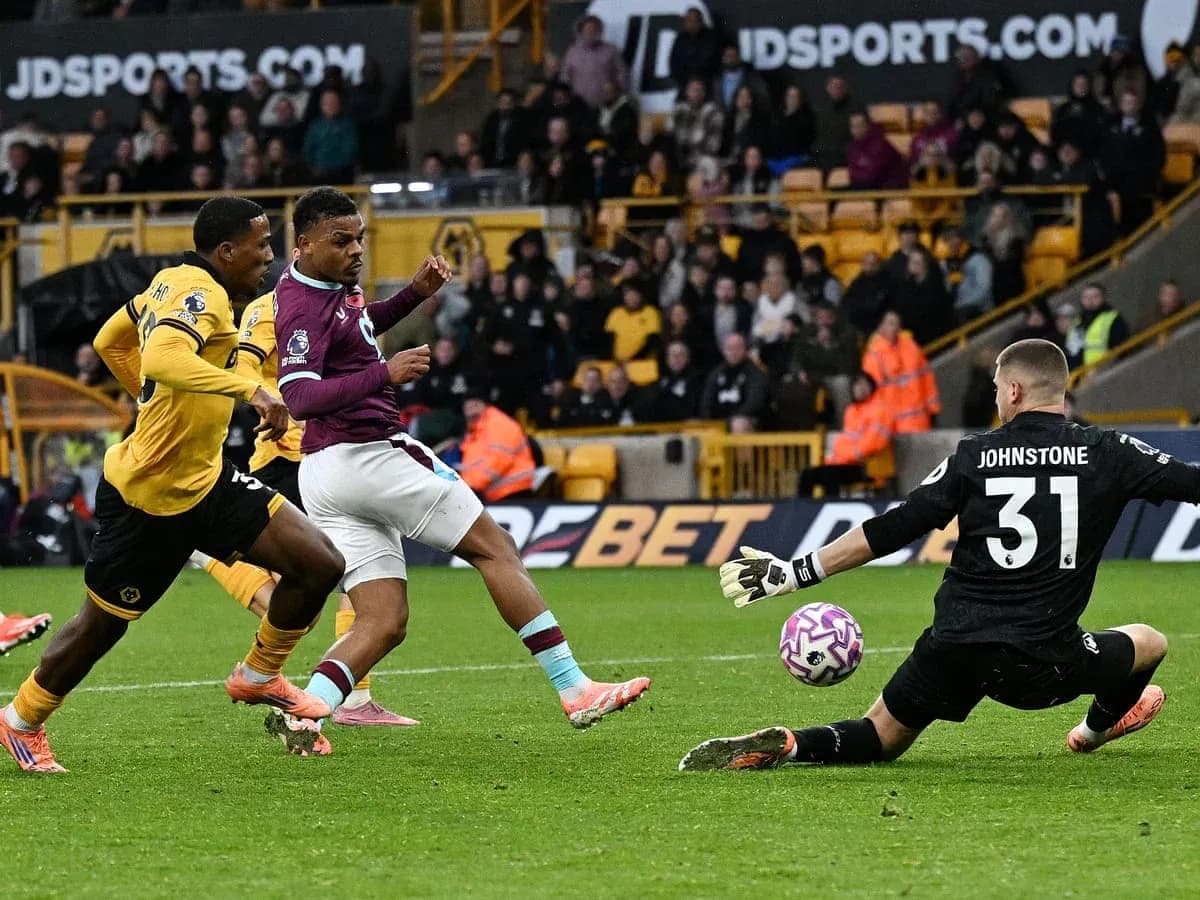 Un jugador de Burnley intentando anotar contra Wolves